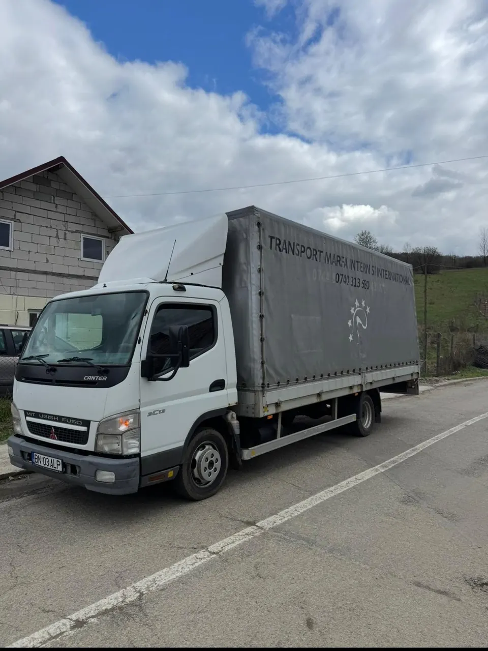 Autoutilitară mare Mutări Cluj cu cutie înaltă pentru mutări complete de locuințe și birouri