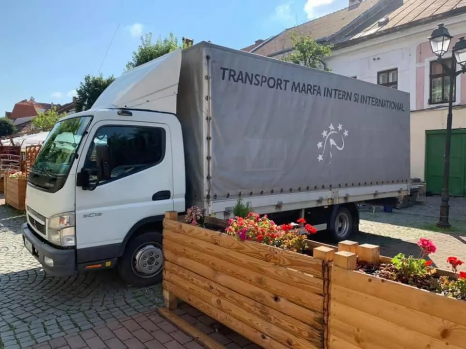Autoutilitară medie Mutări Cluj cu prelată pentru mutări de garsoniere și apartamente