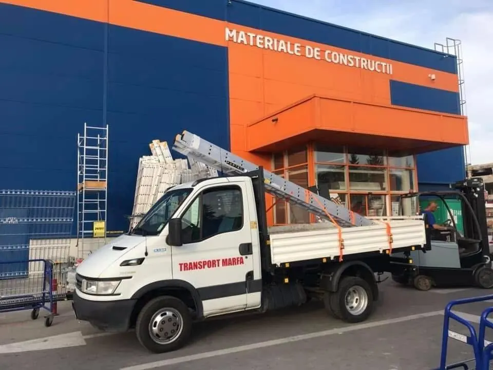 Autoutilitară mică Mutări Cluj cu platformă deschisă pentru transporturi rapide și materiale de construcții